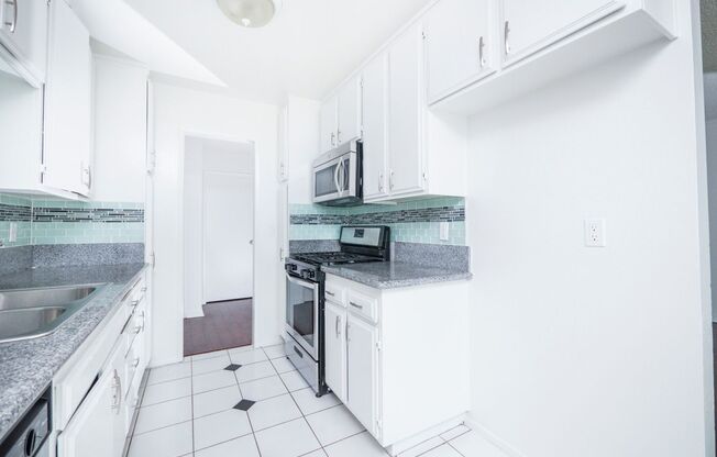 3 beds, 3 baths, $3,925, Unit 163#208