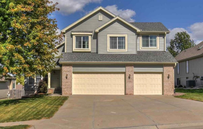 Beautiful 4 Bedroom In Rose Garden Estates!!
