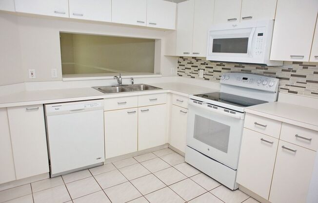 ANNUAL RENTAL - 2 Bedroom, 2 Bath Condo in North Naples