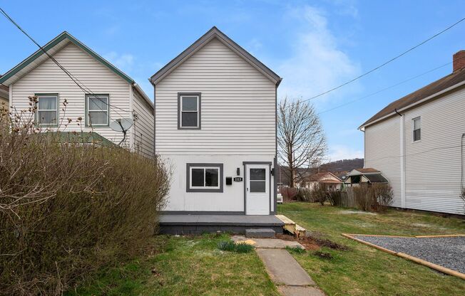 Beautiful 2 bedroom home in Coraopolis available August 1st!