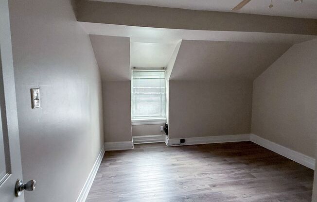 3 beds, 1 bath, 936 sqft, $1,350, Unit 7