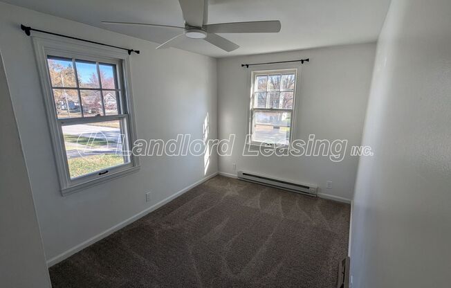 2 beds, 1 bath, $850, Unit # UPSTAIRS