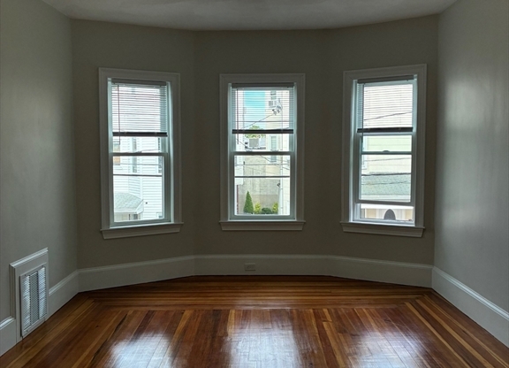 8 AGASSIZ AVE