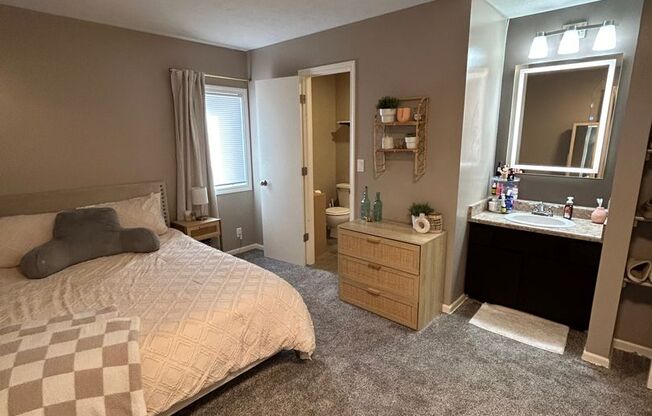 2 beds, 1.5 baths, 680 sqft, $949, Unit 8534