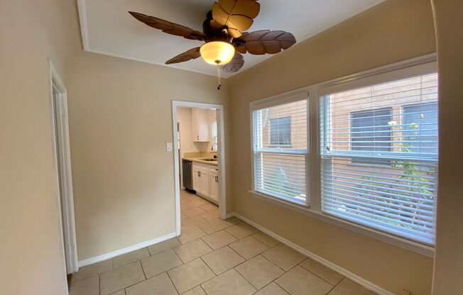 5225 De Longpre Ave