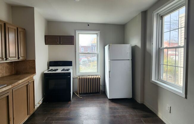 2 beds, 1 bath, $1,300, Unit Unit 2