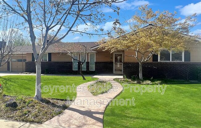 10449 W SKYCREST DR