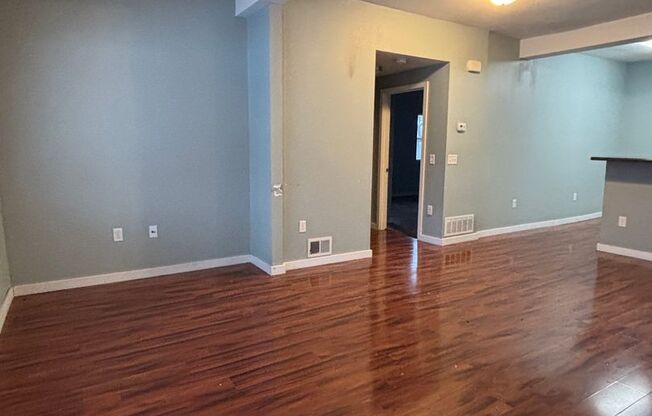 2 beds, 1 bath, $895, Unit Apt A Main floor