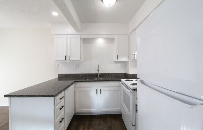 Fully Remodeled 2 Bedroom 1.5 Bath Duplex In Olathe