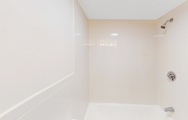 2 beds, 1 bath, 700 sqft, $2,300, Unit 23