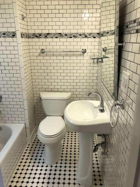 Studio, 1 bath, 300 sqft, $1,174, Unit 38