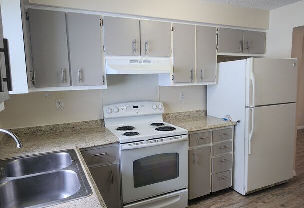 2 beds, 1 bath, $1,595