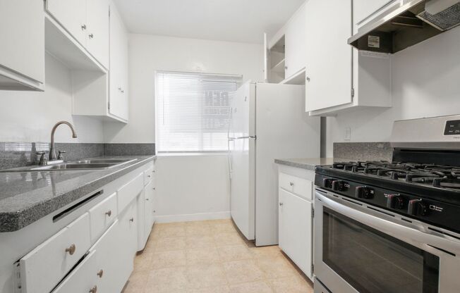 3 beds, 1 bath, $2,850, Unit 1