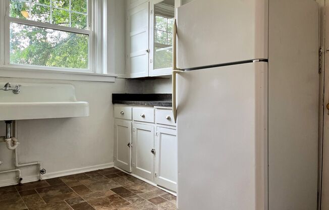 2 beds, 1 bath, $1,300, Unit 1A