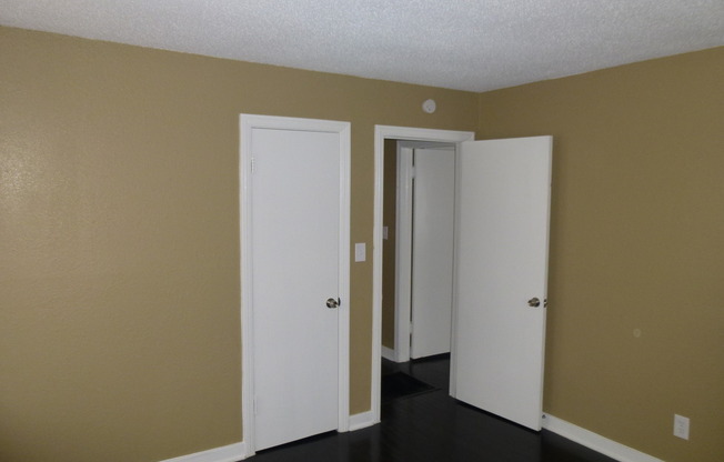 3 beds, 1 bath, $1,100