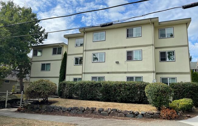 2 beds, 1 bath, 650 sqft, $1,795, Unit 14