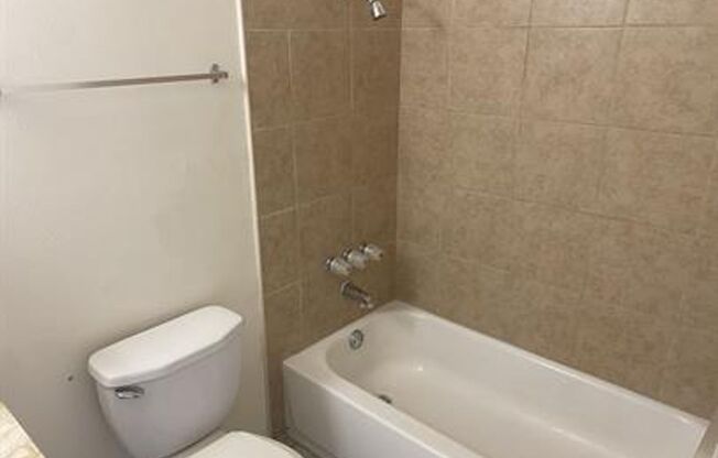 Studio, 1 bath, 332 sqft, $645, Unit 15