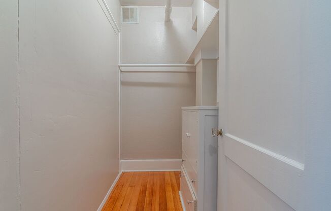 Studio, 1 bath, 400 sqft, $1,345, Unit 005
