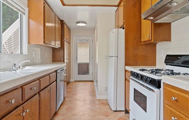 7100 7104 KITTYHAWK AVE