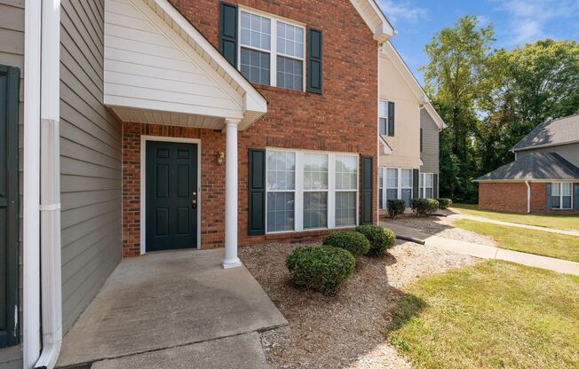 Freshly Renovated 2 BR, 2.5 BA Townhome Centrally Located between Spartanburg & Downtown Greenville