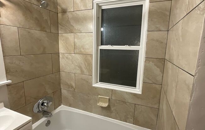 2 beds, 1 bath, $885, Unit Down