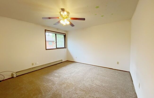 2 beds, 1 bath, $1,550, Unit A