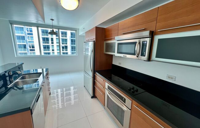 Stunning 1-bedroom/2-bath + den apartment in the highly sought-after Vizcayne Condo in the heart of downtown