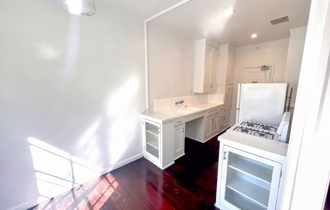 Studio, 1 bath, 500 sqft, $1,749, Unit 410