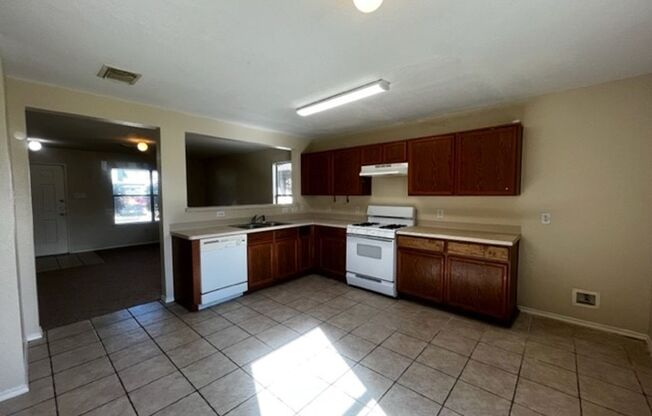 For Lease | 3 Bed, 2.5 Bath |1,480.00 Sq Ft | Kenswick Forest |