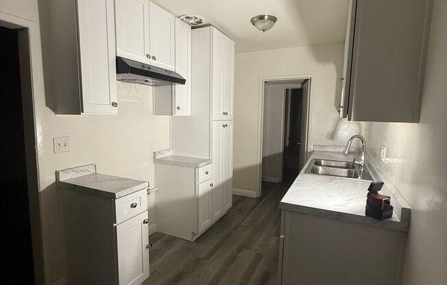 ONSITE MANAGER, ONSITE LAUNDRY, CLOSE TO PACKING DISTRICT