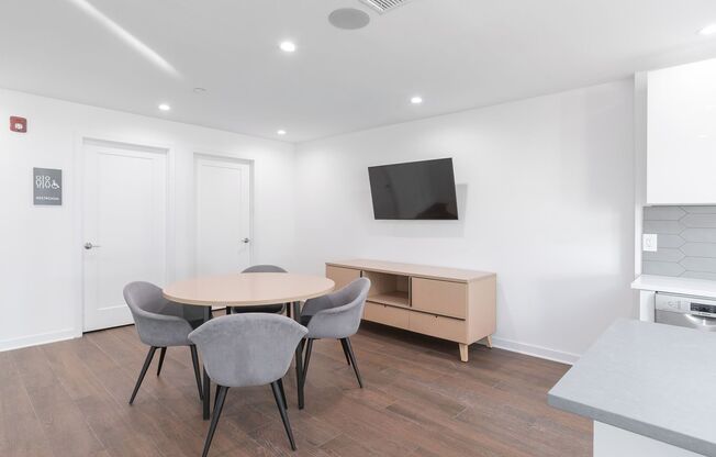 2 beds, 2 baths, 915 sqft, $2,300, Unit 416