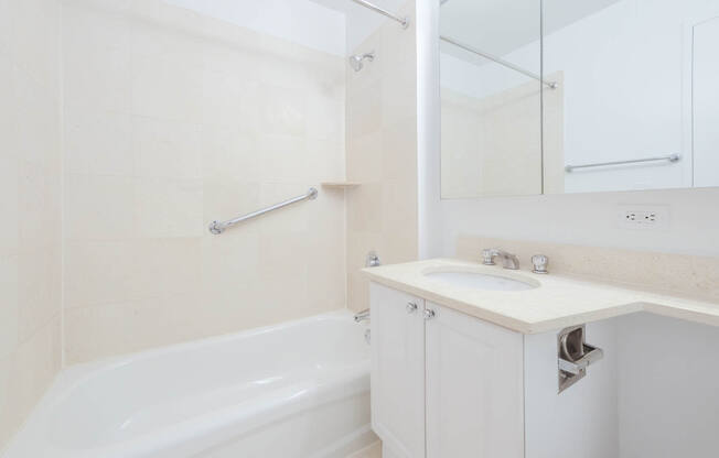 1 bed, 1 bath, 594 sqft, $5,145, Unit 17O