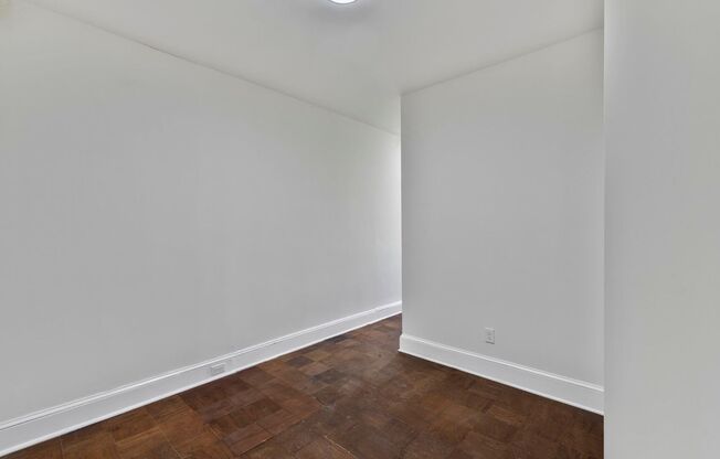 Spacious 6BR/1.5BA Row home