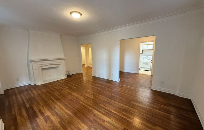 1 bed, 1 bath, 962 sqft, $1,510, Unit New King Edward  306