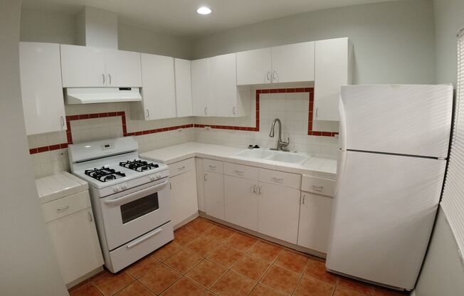 Studio, 1 bath, 423 sqft, $1,695, Unit 08