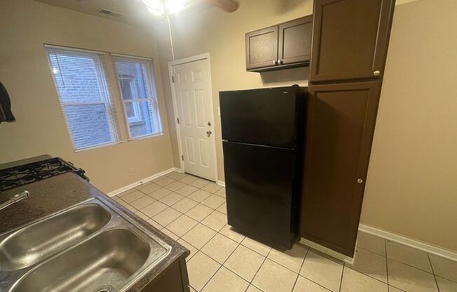 3 beds, 1 bath, $1,450, Unit 7704 #2S