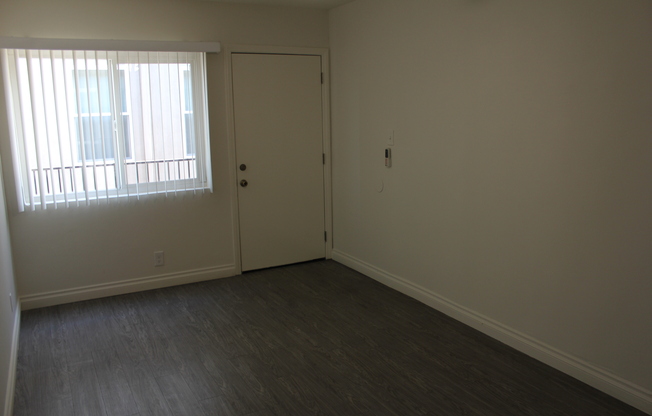 1136 N OGDEN DR