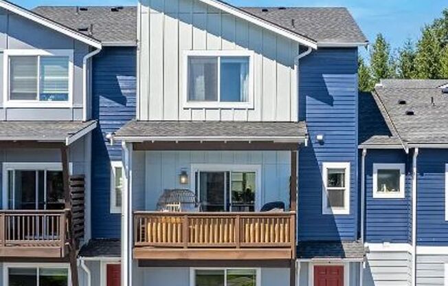 Newly constructed 2 bedroom condo in Puyallup with amazing views of Mount Rainier!!