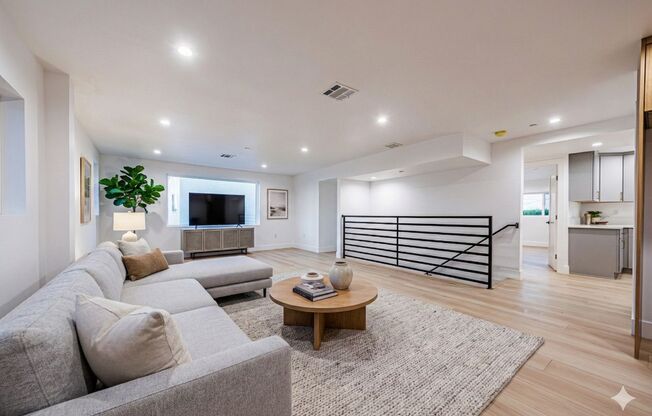 1658 S. Hayworth Ave