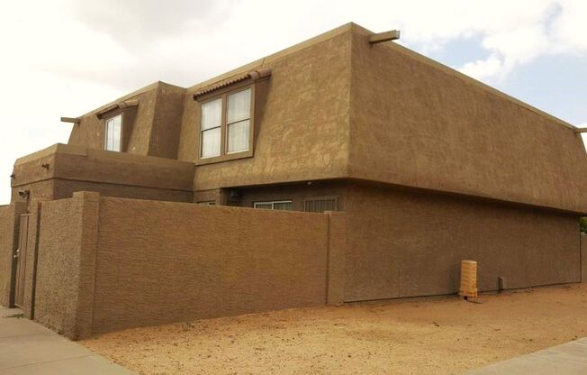 AFFORDABLE UNIT ON THE PHOENIX/TEMPE BOARDER!