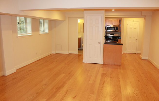 2 beds, 1 bath, 742 sqft, $2,500, Unit 114