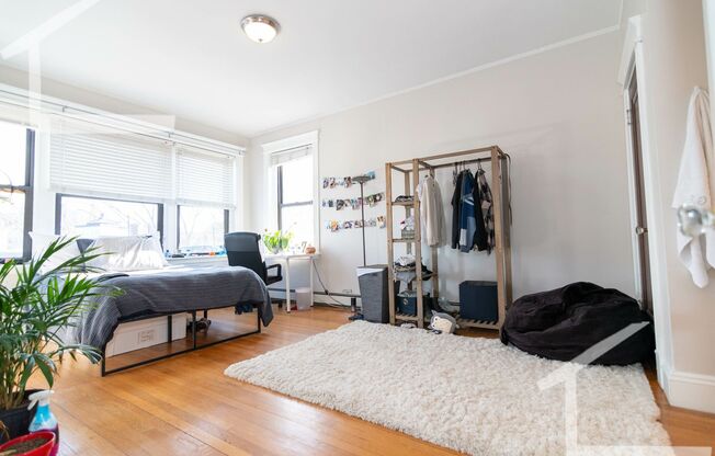 Massive Student Big Bed Near BU Campus w Ht & HW Included!