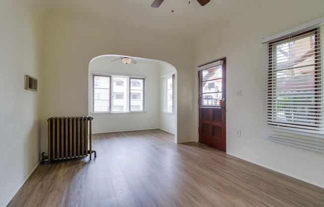 Move In Special! Charming Top Floor 1-Bedroom Apartment in Bankers Hill!