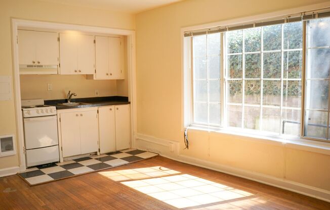 Warm & Inviting Studio in Classic 1928 Building w/ 1 MONTH FREE!