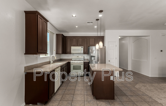4211 N 153 DR
