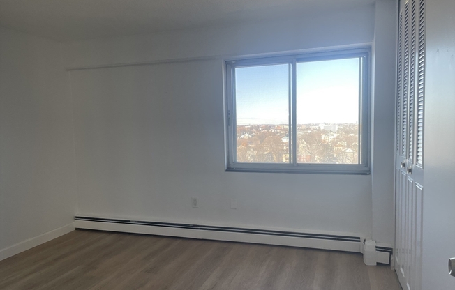 2 beds, 1 bath, 940 sqft, $2,350, Unit 13M