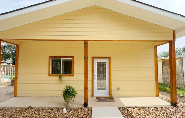 Gorgeous 1/1 Home Available for Immediate Move In!