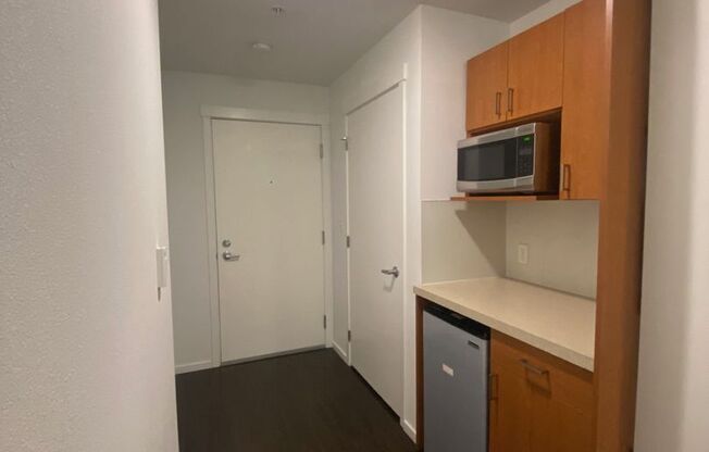 Studio, 1 bath, 180 sqft, $1,195, Unit 2202