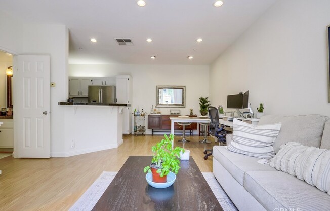 1208 ELMHURST