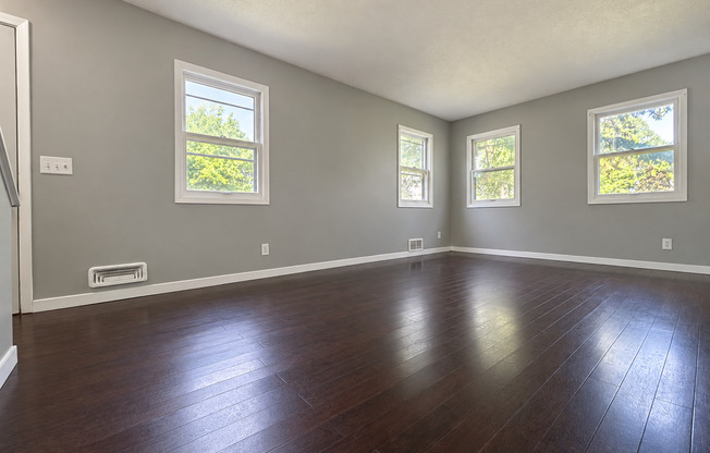 Spacious 6 Bedroom 2 Bathroom Single Family Home in St.Paul!